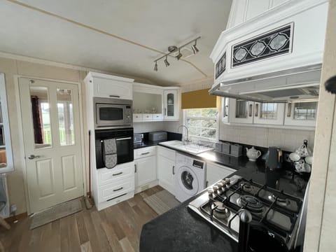 Chalet | Private kitchen | Fridge, microwave, oven, stovetop