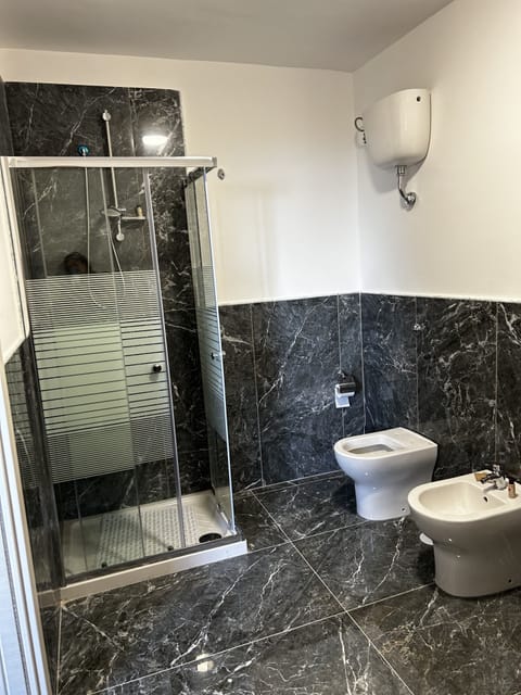 Classic Room | Bathroom | Free toiletries, hair dryer