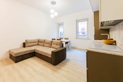 Modern apartment of 85 sqm located on the first floor of a building with a lift (steps to access) perfect for 4 people.The accommodation is located in the heart of Pescara, just 10 meters from Corso Vittorio Emanuele just 7 minutes walk from Pescara Cent Apartment in Pescara