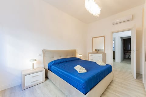 Modern apartment of 85 sqm located on the first floor of a building with a lift (steps to access) perfect for 4 people.The accommodation is located in the heart of Pescara, just 10 meters from Corso Vittorio Emanuele just 7 minutes walk from Pescara Cent Apartment in Pescara