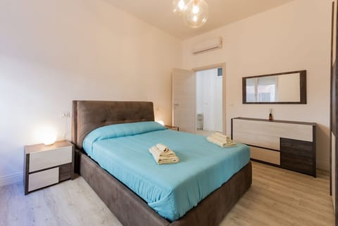 Modern apartment of 85 sqm located on the first floor of a building with a lift (steps to access) perfect for 4 people.The accommodation is located in the heart of Pescara, just 10 meters from Corso Vittorio Emanuele just 7 minutes walk from Pescara Cent Apartment in Pescara