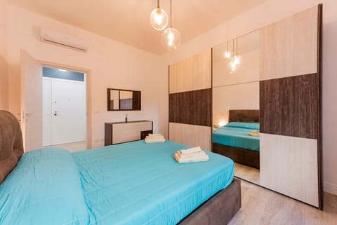 Modern apartment of 85 sqm located on the first floor of a building with a lift (steps to access) perfect for 4 people.The accommodation is located in the heart of Pescara, just 10 meters from Corso Vittorio Emanuele just 7 minutes walk from Pescara Cent Apartment in Pescara