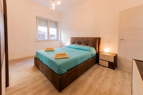 Modern apartment of 85 sqm located on the first floor of a building with a lift (steps to access) perfect for 4 people.The accommodation is located in the heart of Pescara, just 10 meters from Corso Vittorio Emanuele just 7 minutes walk from Pescara Cent Apartment in Pescara