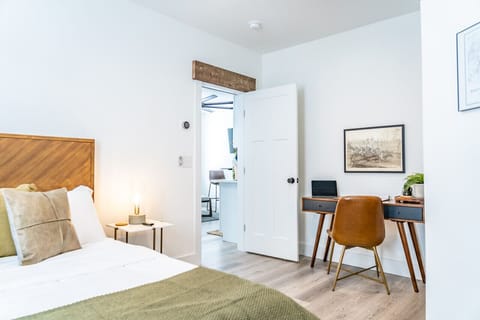 Bedroom w/ Queen Bed