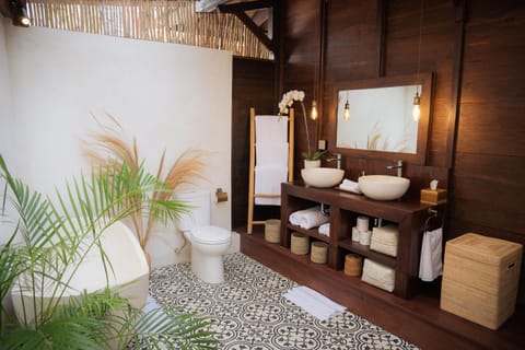 Family Master | Bathroom | Free toiletries, hair dryer, bathrobes, bidet