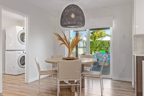 Seating for 5 at the kitchen table just off the kitchen