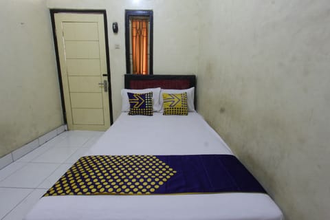 Standard Double Room | Desk, WiFi (free), bed sheets