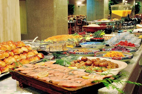 Daily buffet breakfast for a fee