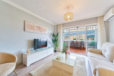 Gran terraza privada

 Desayunos al aire libre

 Amplio salón luminoso

 Salón comedor familiar

 Dormitorio principal con cama doble
