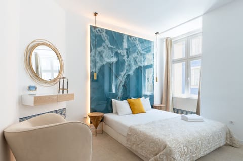 Deluxe King Studio with Bathtub | Premium bedding, down comforters, minibar, individually decorated