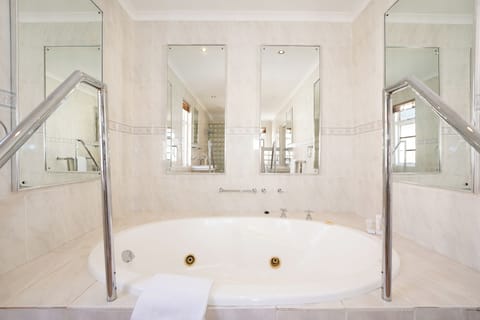 Presidential Suite | Bathroom | Free toiletries, hair dryer, towels, soap
