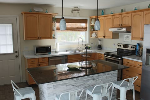 Bar Stool seating at Large Island. Perfect for a breakfast before the Beach