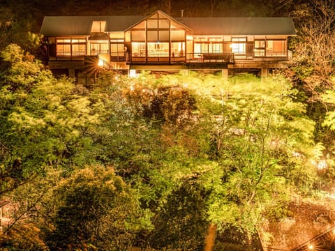 ・[Exterior] This facility is located in a villa area in the mountains. You can enjoy Atami's sea and mountain nature and hot springs.