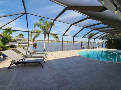 Lanai with 3 sun loungers & gas grill