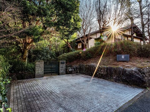 ・[Exterior] A stately entrance surrounded by trees. Your heart will be excited by the luxurious accommodation experience
