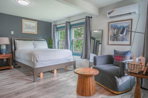 Well-appointed bedroom with a comfortable bed and simple, elegant décor for a peaceful stay.