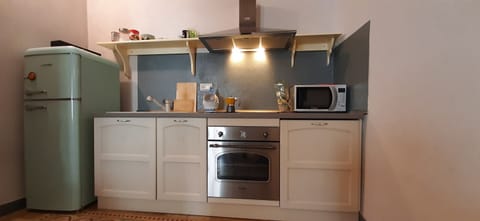 Family Condo, 2 Queen Beds | Private kitchen | Mini-fridge