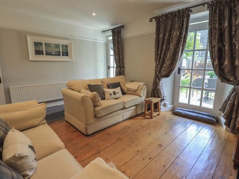 Cottage | Living area | Fireplace