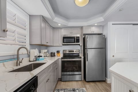 Condo, 2 Bedrooms | Private kitchen