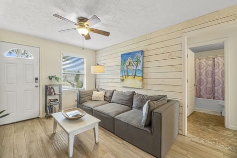 8-web-or-mls-812-young-st-yard
