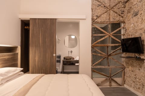 Room Zeus | Down comforters, desk, free WiFi