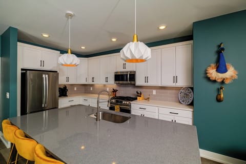 Kitchen (2nd Floor)
🍳 Whether it’s mimosa brunch or late-night nachos—this modern kitchen has you covered with gas range + coffee options.