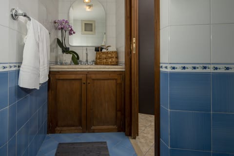 Deluxe Room, Sea View | Bathroom | Shower, free toiletries, hair dryer, bidet