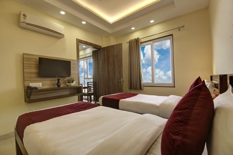 Deluxe Suite | 1 bedroom, desk, soundproofing, free WiFi