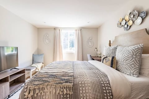 Premium Apartment | Egyptian cotton sheets, premium bedding, down comforters