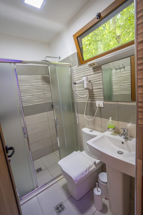 Shower, rainfall showerhead, free toiletries, hair dryer