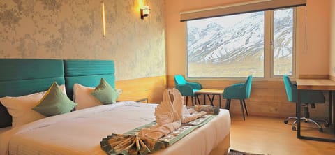 Deluxe Room (Cozy Queen Mountain View) | Pillowtop beds, laptop workspace, rollaway beds (surcharge), bed sheets
