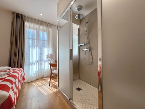 Economy Room | Bathroom | Shower, designer toiletries, hair dryer, towels