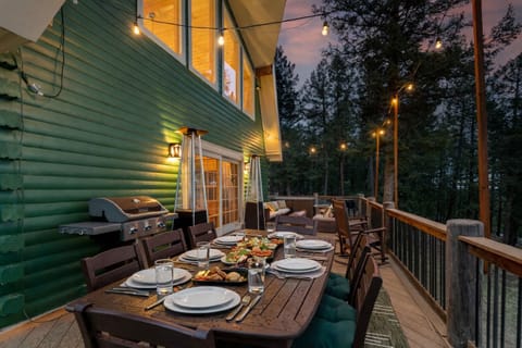 A full dining table, grill, heaters and lounge space is waiting for you!