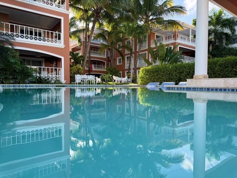 14 Unit Boutique Complex across the street from the beach. 