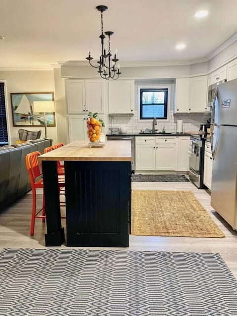Eat-in Kitchen island, everything you need to make a great meal or heat up your take out. 