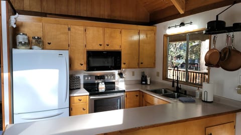 We offer a fully stocked kitchen so that our guests can easily cook.