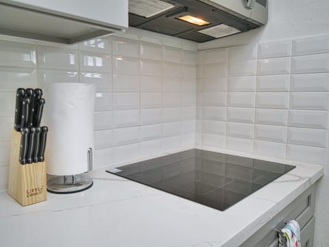 4 burner cooktop and over the range microwave