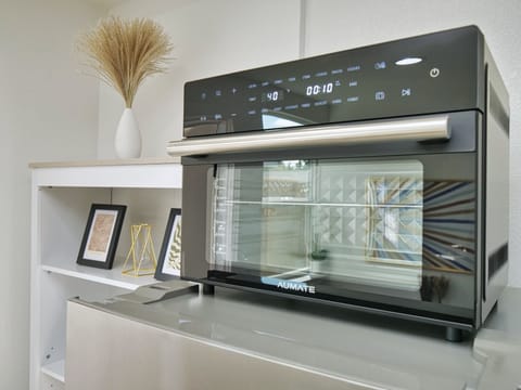 32-Quart Oven with ample capacity to prepare meals for 6 people.