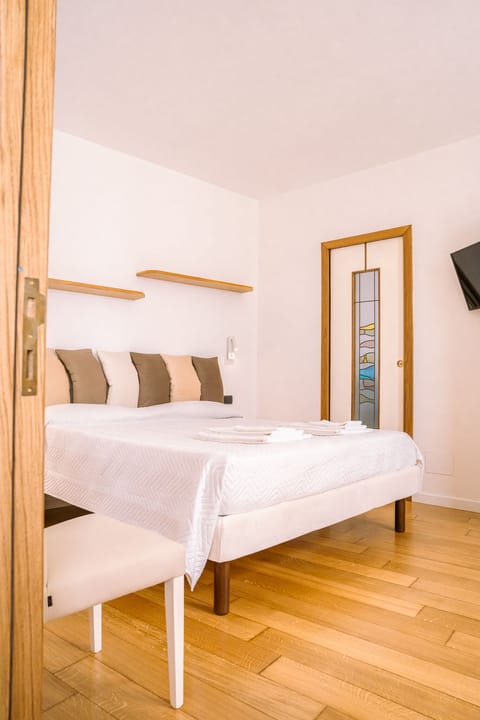 Classic Townhome | Minibar, desk, laptop workspace, blackout drapes