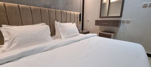 Egyptian cotton sheets, premium bedding, pillowtop beds, free WiFi
