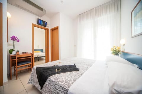 In-room safe, soundproofing, iron/ironing board, free WiFi