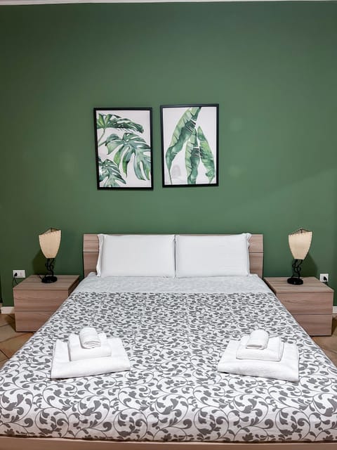 Family Room | Desk, free WiFi, bed sheets