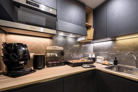 Microwave, espresso maker, coffee/tea maker, electric kettle