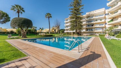 The shared outdoor pool is great for enjoying the sun and good weather, with lounge chairs available for everyone
#outdoorpool #swimmingpool #pool #algarve #portugal