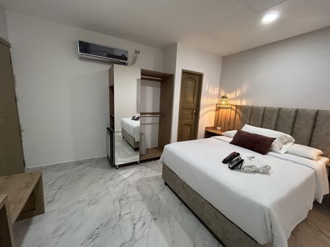 Business Double Room | Down comforters, minibar, desk, iron/ironing board (on request)