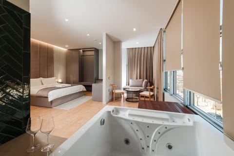Exclusive Studio Suite, 1 King Bed, Accessible Bathtub | Premium bedding, minibar, in-room safe, desk