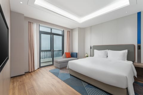 1 King Bed 1 Bdrm Suite Balcony | Premium bedding, down comforters, minibar, laptop workspace