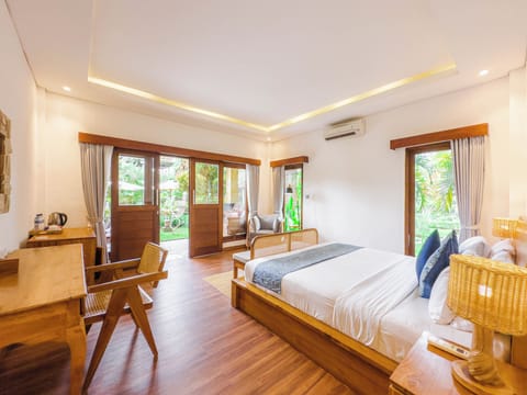 Suite, Pool View | 1 bedroom, minibar, desk, free WiFi