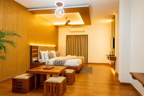 Premium Room, 1 Queen Bed | Egyptian cotton sheets, premium bedding, down comforters