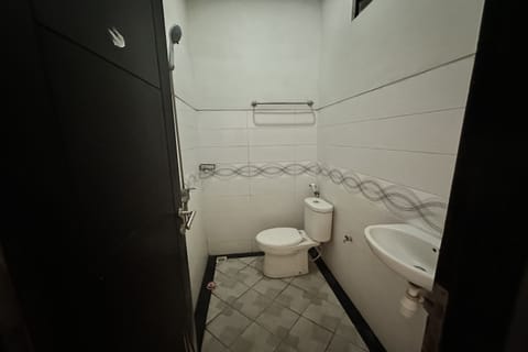 Standard Double Room | Bathroom | Shower, rainfall showerhead, towels, toilet paper